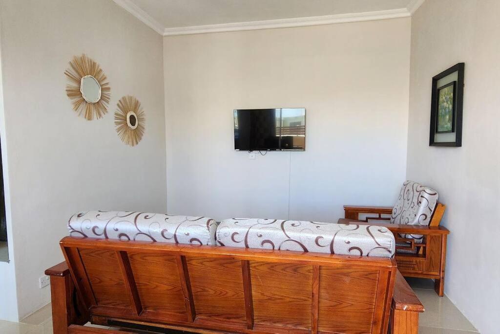 Number 9, 2Nd Floor,Pebble Bay Appartments Гранд Байе Екстериор снимка