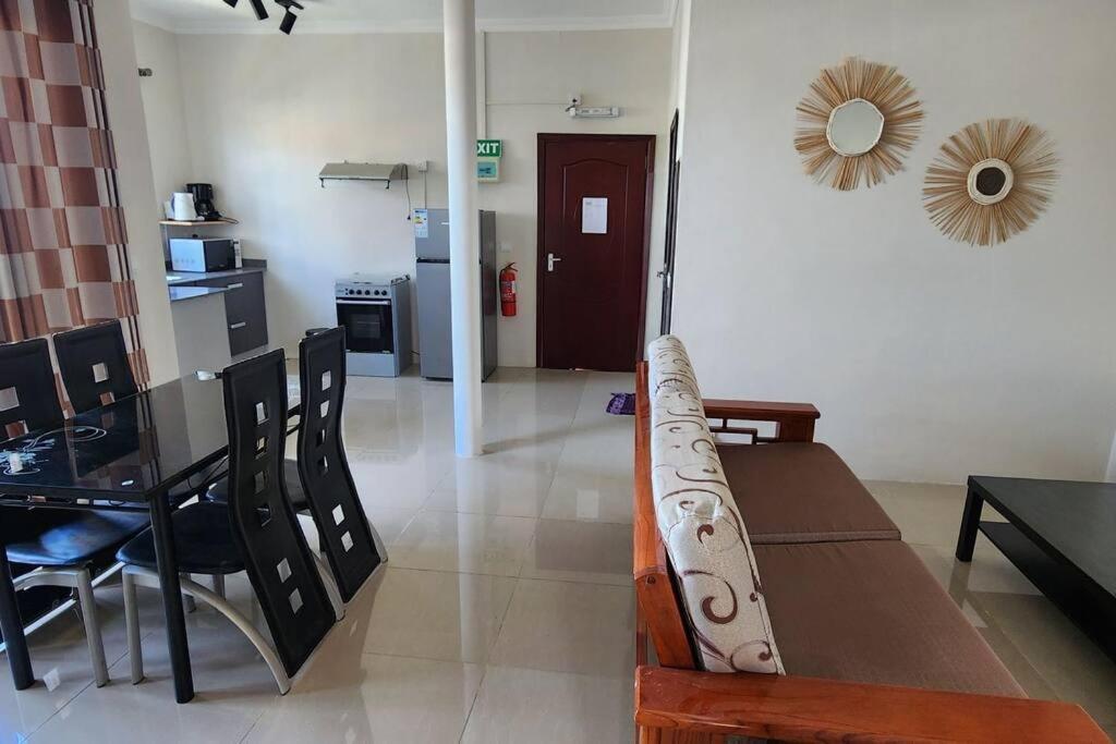 Number 9, 2Nd Floor,Pebble Bay Appartments Гранд Байе Екстериор снимка
