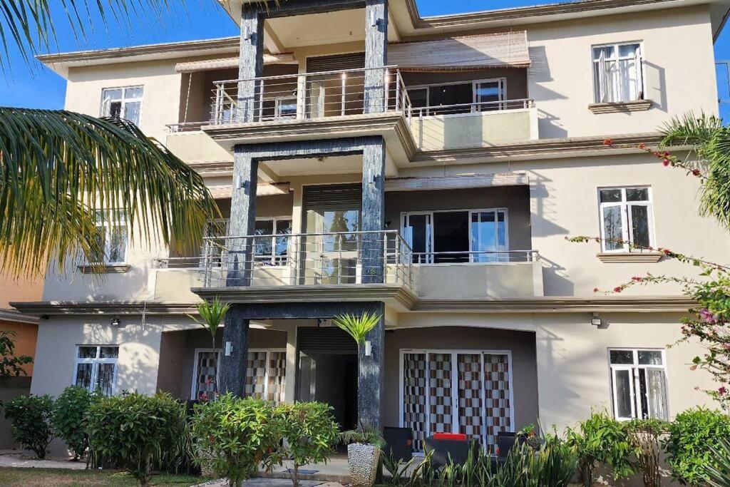 Number 9, 2Nd Floor,Pebble Bay Appartments Гранд Байе Екстериор снимка